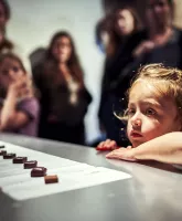 Petite fille dans un magasin de chocolat