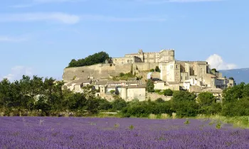 Grignan, classé parmi les Plus Beaux Villages de France, est un joyau au cœur de la Drôme provençale. Son riche passé historique, son patrimoine architectural remarquable et la beauté de ses paysages en font une destination inoubliable. © P. Blanc - Auvergne-Rhône-Alpes Tourisme