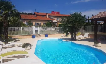 Détente au bord de la piscine © Hôtel des Grands Vins à Fleurie