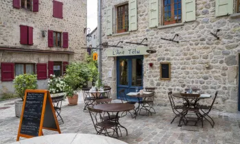 La terrasse sur la place de la Fontaine