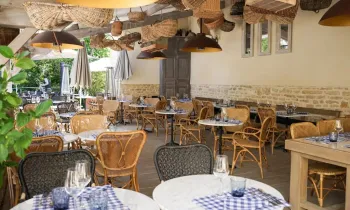 Hostellerie-de-Levernois_Restaurant-Bistrot-du-Bord-de-l'Eau_4 ©Maison Kalos