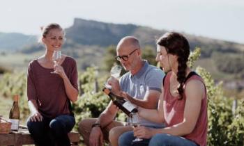 Casse croute dans les vignes - Sylvain Céline et Clémence - Roche de Solutré - portrait