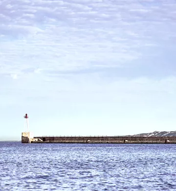 Mer et phare au bord de la Méditerranée