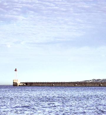 Mer et phare au bord de la Méditerranée