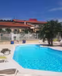 Détente au bord de la piscine © Hôtel des Grands Vins à Fleurie
