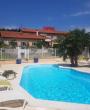 Détente au bord de la piscine © Hôtel des Grands Vins à Fleurie