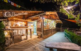 Cabane Café, extérieur de nuit