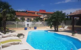 Détente au bord de la piscine © Hôtel des Grands Vins à Fleurie