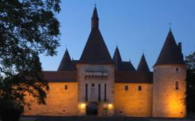 Façade sud du Château de Corcelles de nuit © E.Saillet