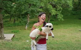 Angélique Doucet avec son agneau © Stéphanie Carlizza