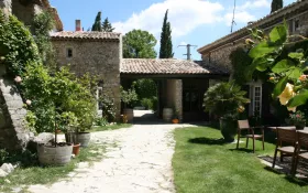 Entrée caveau - Domaine de Grangeneuve © Alexandre Bienfait