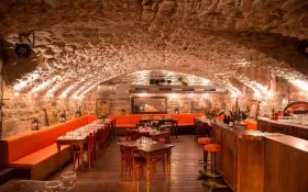 Bouchon Les Lyonnais - Caveau © Laura GRAND