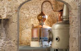 Les Alambics sous l'arche de la Distillerie du Vercors