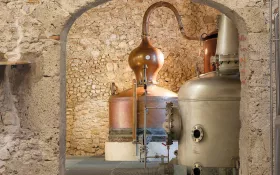 Les Alambics sous l'arche de la Distillerie du Vercors © Thibaut Dureuil