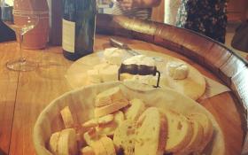 Dégustation vin et fromage au domaine viticole © DR Rhône trip