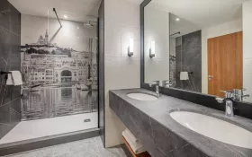 Salle de bain © DR- Radisson Blu Hotel Marseille Vieux-Port