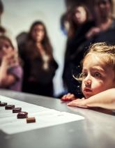 Petite fille dans un magasin de chocolat
