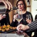 Discussion autour d'un verre de vin