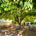 Restaurant Gaodina, tables à l'extérieur sous les arbres
