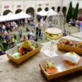 Verre de vin blanc et petites plats préparés