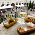 Verre de vin blanc et petites plats préparés