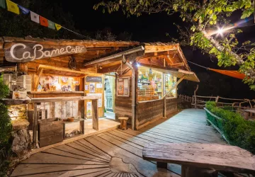 Cabane Café le soir