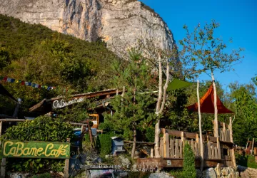 Cabane Café entouré par les montagnes