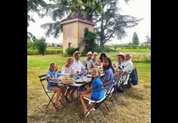 Repas familial dans le Clos des Bachelards