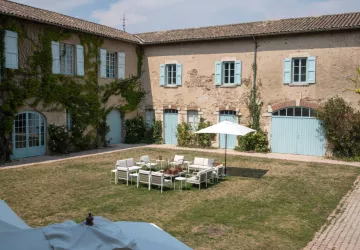 Cour du château des Bachelards