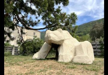 l'Ours du Vercors au pied du Séquoia Reine l'ourse de la Distillerie du Vercors