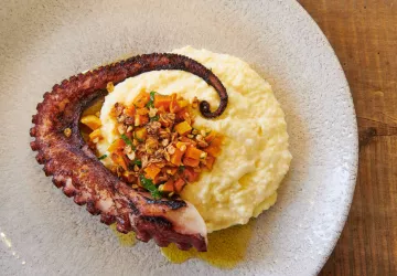 Poulpe grillé, polenta crémeuse et sauce chimichurri