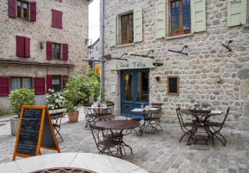 La terrasse sur la place de la Fontaine