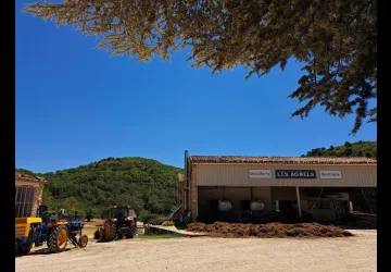 Vue extérieure générale de la distillerie Les Agnels