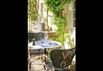 Hostellerie-de-Levernois_Restaurant-Bistrot-du-Bord-de-l'Eau_1 ©Maison Kalos