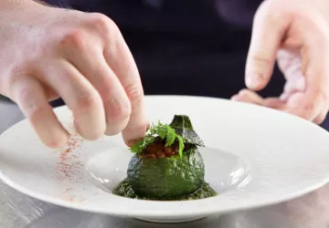 Une Courgette Naine Farcie d’une Fine Ratatouille à L’Herbe Royale 