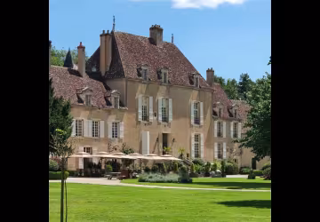 Terrasse du Chateau de Vault de Lugny